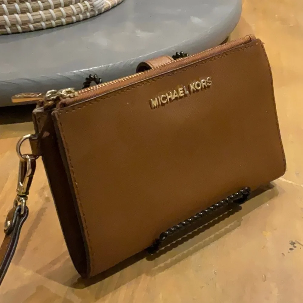 EUC Michael Kors Tan Leather Jetset Wristlet